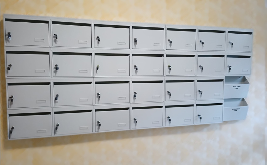 26 poštovních schránek v sestavě s boxy na letáky