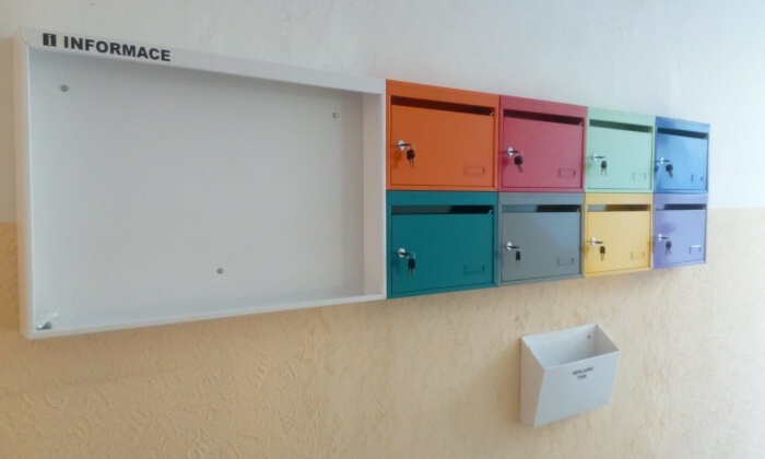 Poštovní schránky v několika odstínech.