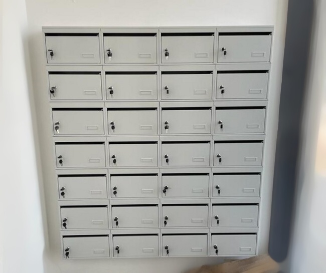 poštovní schránky v sestavě 7x4 složena z typ Klasik PLUS v šedé barvě.
